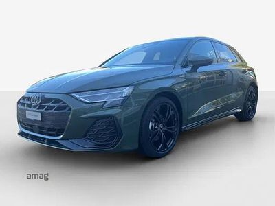 Neu Audi A3 Attraction 150 PS (110 kW) 2025 Distriktgrün metallic Limousine