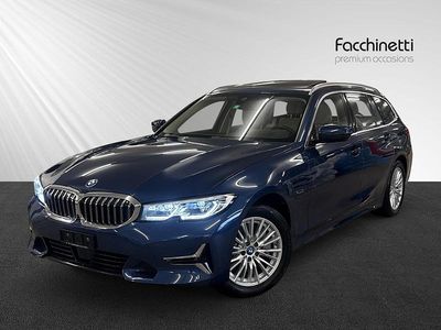 Blau Gebraucht 2021 BMW 330e Luxury Line Kombi | CHF 35’900 (Fairer Preis)