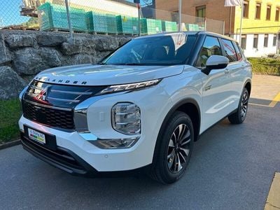 Weiss Neu 2025 Mitsubishi Outlander P-HEV Invite SUV | CHF 55’990 (Etwas zu teuer)