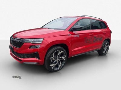 Velvet rot, metallic spezial Neu 2025 Skoda Karoq SportLine SUV | CHF 45’900 (Etwas zu teuer)