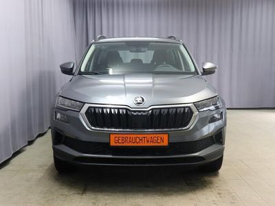 gebraucht Skoda Karoq Active 1.0 TSi 81kW Klimaanlage, Lederlenkrad, 6,5" Touchscreen, Radio DAB, Freisprecheinrichtung, Notrufsystem, Speedlimiter, Einparkhilfe hinten, Lichtsensor, Nebelscheinwerfer, 16" Stahlfelgen, uvm.