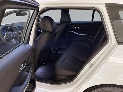 Weiss Gebraucht 2022 BMW 330e M Sport Kombi | CHF 34’900 (Fairer Preis)