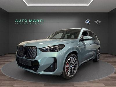 "mineralweiss" mét. Neu 2025 BMW iX1 M Sport SUV | CHF 72’300 (Etwas zu teuer)