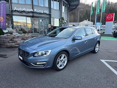 Blau Gebraucht 2016 Volvo V60 Summum Kombi | CHF 17’900 (Fairer Preis)