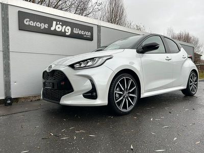 Weiss Neu 2025 Toyota Yaris Hybrid Sport Limousine | CHF 30’540 (Fairer Preis)