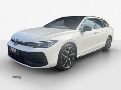 Oryxwhite schwarz Gebraucht 2025 VW Passat R-line Kombi | CHF 69’800