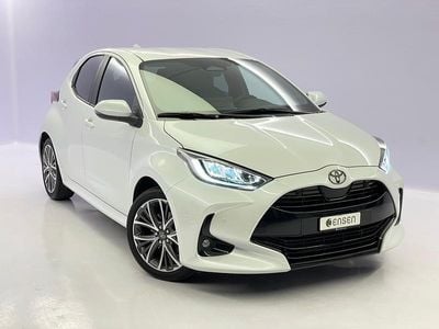 Weiss Gebraucht 2025 Toyota Yaris Hybrid Premium Limousine | CHF 29’900 (Etwas zu teuer)