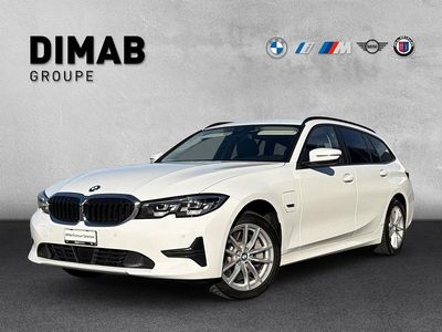 Weiss Gebraucht 2023 BMW 330e Comfort Edition Kombi | CHF 32’900 (Fairer Preis)