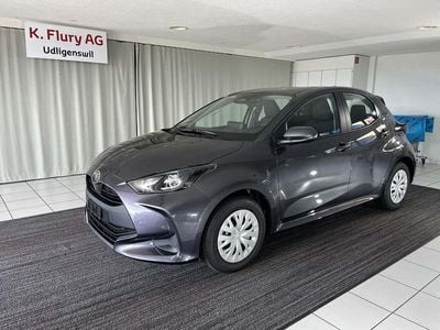 Grau Gebraucht 2024 Toyota Yaris Hybrid Comfort Limousine | CHF 25’150 (Etwas zu teuer)