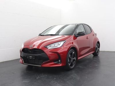 Neu Toyota Yaris Hybrid Premium 131 PS (96 kW) 2025 Rot Limousine