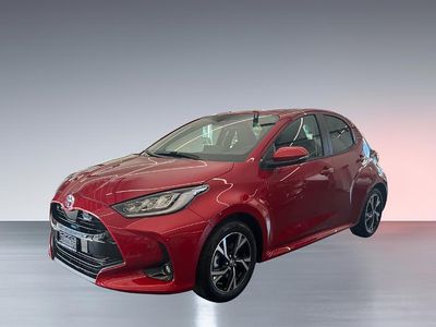 Rot Neu 2025 Toyota Yaris Hybrid Trend Limousine | CHF 28’480 (Etwas zu teuer)