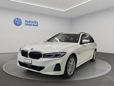 Weiss Gebraucht 2023 BMW 330e Shadowline Kombi | CHF 33’990 (Guter Preis)