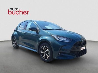 Grün Neu 2025 Toyota Yaris Hybrid Trend Limousine | CHF 28’340 (Etwas zu teuer)