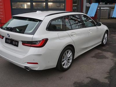 Weiss Gebraucht 2023 BMW 320e Shadowline Kombi | CHF 29’500