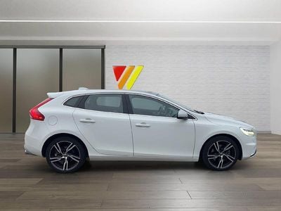 Weiss Gebraucht 2019 Volvo V40 R-Design Kombi | CHF 23’900 (Teuer)