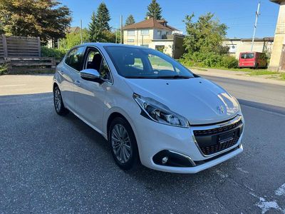 Gebraucht 2017 Peugeot 208 Allure Kleinwagen | CHF 7’900 (Etwas zu teuer)