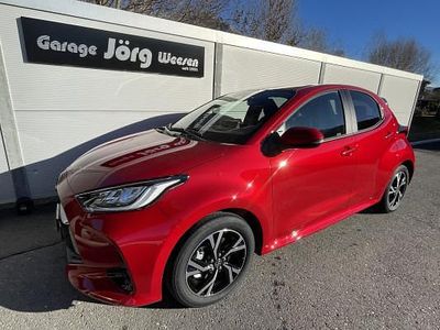 Rot Neu 2025 Toyota Yaris Hybrid Trend Limousine | CHF 28’480 (Etwas zu teuer)