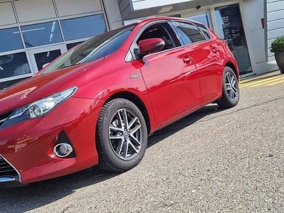 Rot Gebraucht 2015 Toyota Auris Hybrid Trend Limousine | CHF 12’900 (Fairer Preis)