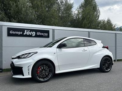 Weiss Neu 2025 Toyota Yaris Sport Limousine | CHF 51’500 (Fairer Preis)