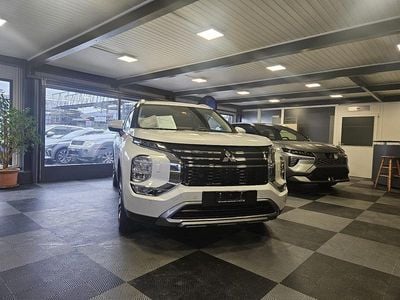 Neu Mitsubishi Outlander P-HEV Intense 306 PS (225 kW) 2026 Weiss SUV