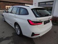 Gebraucht BMW 330e Advantage 292 PS (214 kW) 2021 Kombi