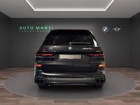 Neu BMW X7 M Sport 530 PS (389 kW) 2025 Schwarz metallic mét. SUV