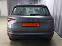 gebraucht Skoda Karoq Active 1.0 TSi 81kW Klimaanlage, Lederlenkrad, 6,5" Touchscreen, Radio DAB, Freisprecheinrichtung, Notrufsystem, Speedlimiter, Einparkhilfe hinten, Lichtsensor, Nebelscheinwerfer, 16" Stahlfelgen, uvm.