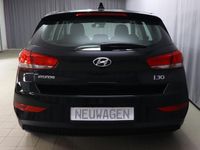 gebraucht Hyundai i30 Pure 1,5 Ltr. - 81 kW KAT, LED-Tagfahrlicht, DAA Müdigkeitserkennung, Berganfahrhilfe (HAC), Bluetooth-Einheit, Zentralverriegelung mit Fernbedienung, Klimaanlage, Fensterheber elektrisch, ISG Start/Stopp Automatik, Projektionsscheinwerfer und