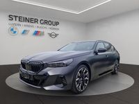 Neu BMW 550e M Sport 489 PS (359 kW) 2025 Grau Kombi