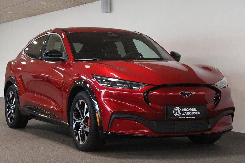 Rødmetal Brugt 2024 Ford Mustang Mach-E Extended Range SUV | 319.900 kr. (Lidt for dyr) - Billede 1/4