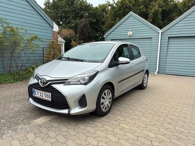 Grå Brugt 2016 Toyota Yaris T2 Hatchback | 62.400 kr. (God pris) - Billede 1/4