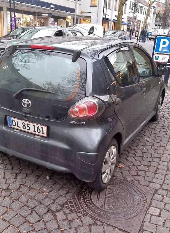 Grå Brugt 2013 Toyota Aygo Hatchback | 19.000 kr. (Super pris) - Billede 1/4