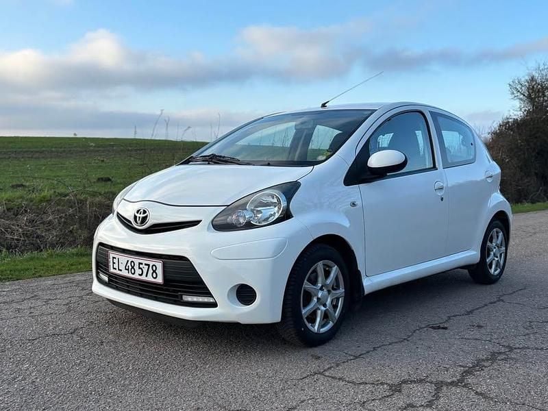 Brugt Toyota Aygo 68 HK (50 kW) 2013 Hvid Hatchback