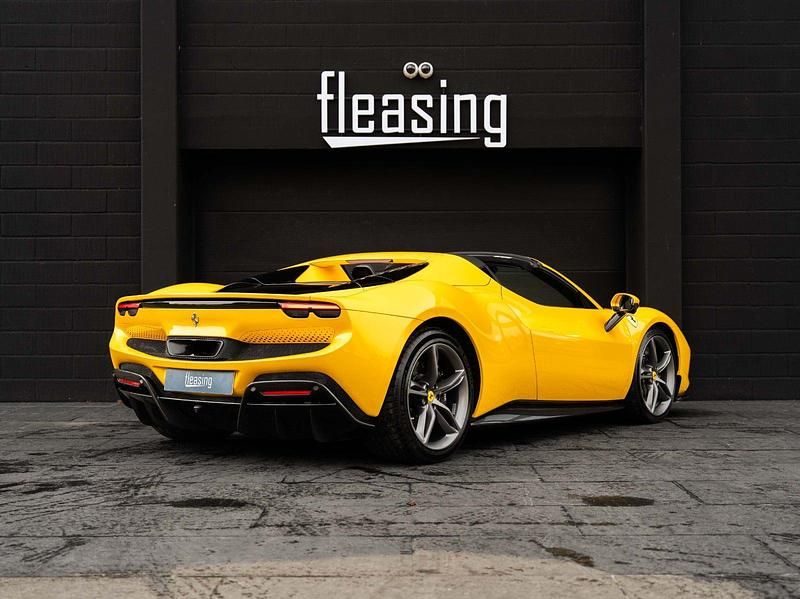 Brugt Ferrari 296 830 HK (610 kW) 2024 Gul Cabriolet