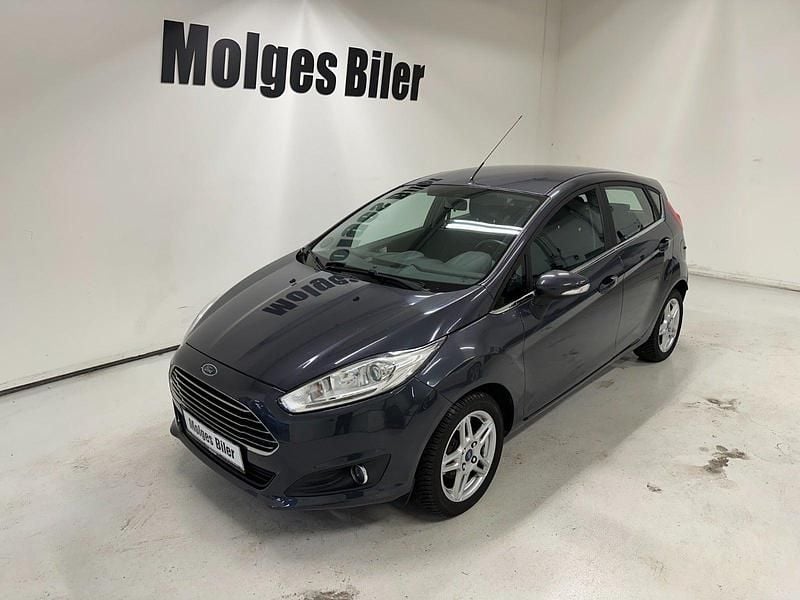 Blåmetal Brugt 2014 Ford Fiesta Titanium Hatchback | 94.900 kr. (Dyr) - Billede 1/4