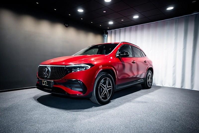 Farve: rødmetal Brugt 2025 Mercedes EQA250+ AMG SUV | 374.900 kr. (Fair pris) - Billede 1/4