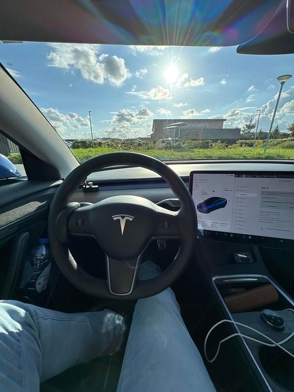 Blå Brugt 2021 Tesla Model 3 Standard Range Plus Sedan | 202.300 kr. (Fair pris) - Billede 1/4
