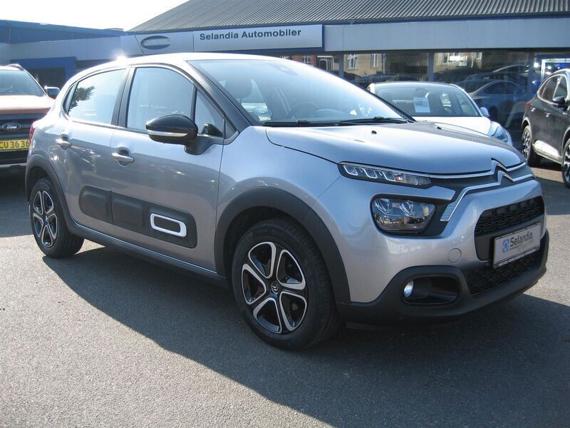 Grå artense metallic Brugt 2023 Citroën C3 PureTech Hatchback | 139.900 kr. (Fair pris) - Billede 1/4