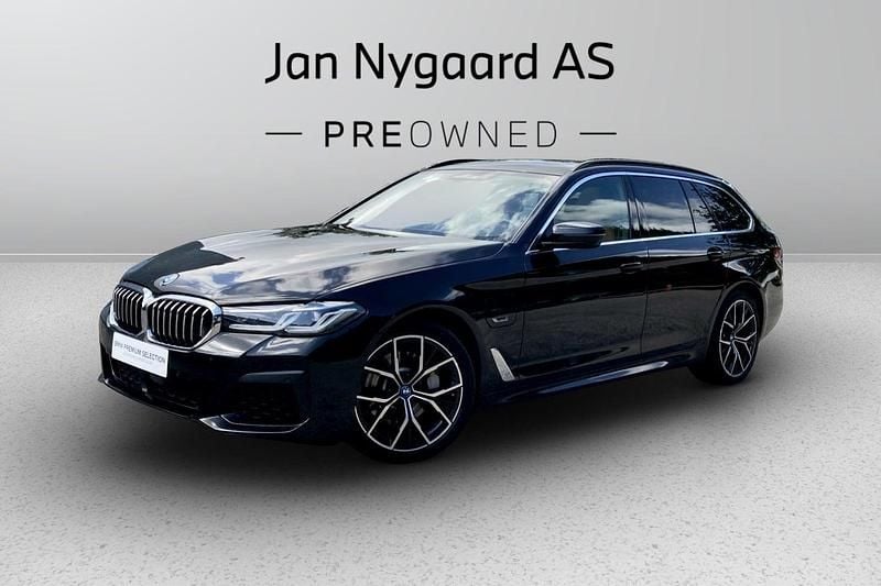 Sort Brugt 2022 BMW 530e M Sport Stationcar | 499.000 kr. - Billede 1/4