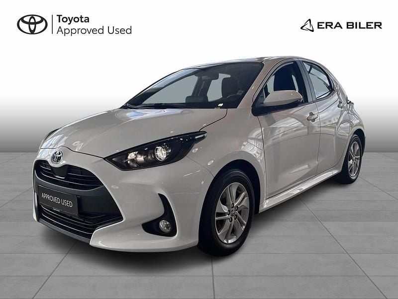 Hvid Brugt 2024 Toyota Yaris Hybrid Active Hatchback | 199.900 kr. (Super pris) - Billede 1/4