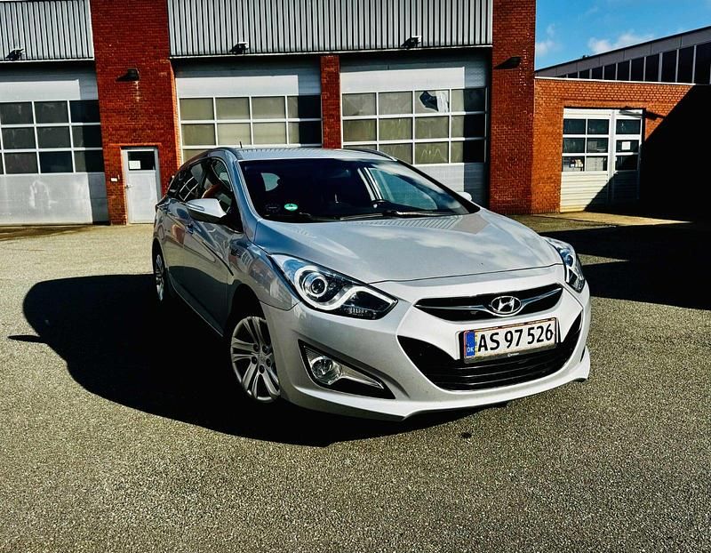 Sølvmetal Brugt 2014 Hyundai i40 Comfort Stationcar | 42.000 kr. (God pris) - Billede 1/4