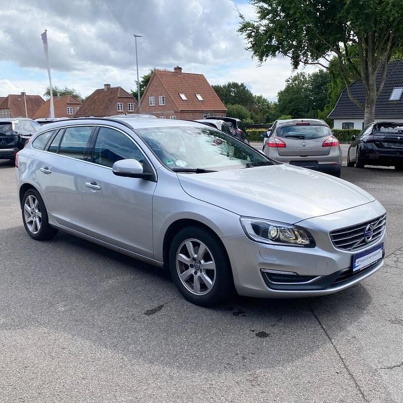 Sølvmetal Brugt 2015 Volvo V60 Momentum Stationcar | 129.900 kr. (God pris) - Billede 1/1