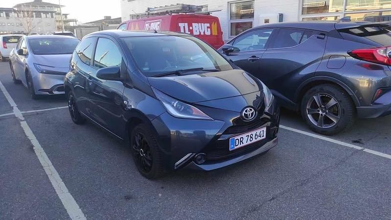 Grå Brugt 2016 Toyota Aygo X-play Hatchback | 54.700 kr. (Fair pris) - Billede 1/4