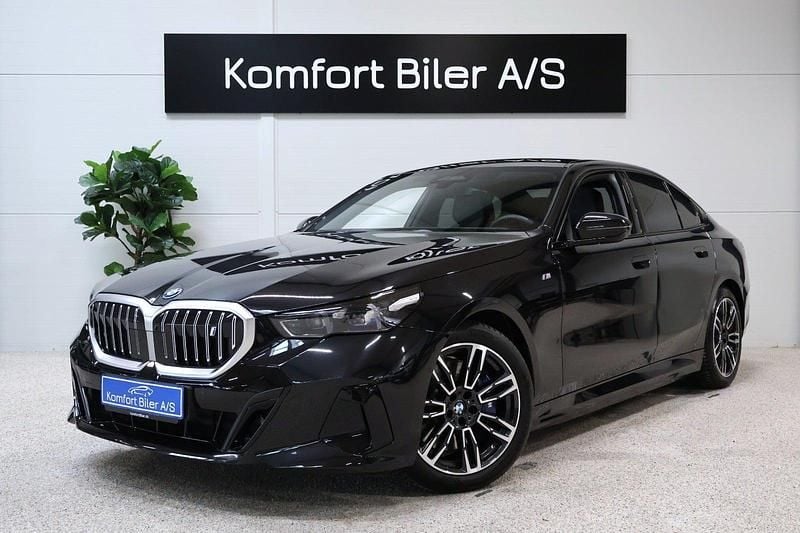 Sortmetal Brugt 2024 BMW i5 M Sport Sedan | 549.900 kr. (Fair pris) - Billede 1/4