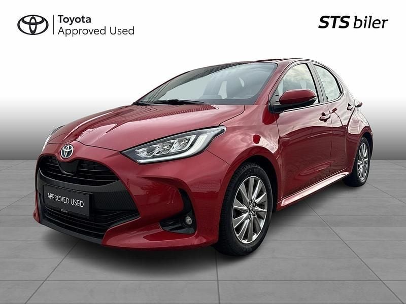 Flame red Brugt 2022 Toyota Yaris Hybrid Active Hatchback | 199.995 kr. (Fair pris) - Billede 1/3