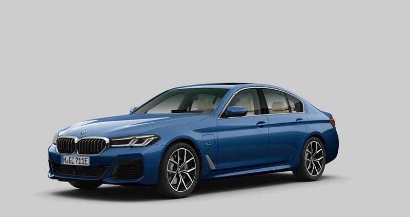 Blåmetal Brugt 2022 BMW 545e M Sport Sedan | 499.900 kr. - Billede 1/4