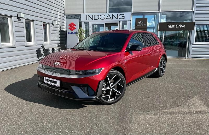 Ultimate red metallak Ny 2025 Hyundai Ioniq 6 N Line Sedan | 364.900 kr. (Dyr) - Billede 1/4