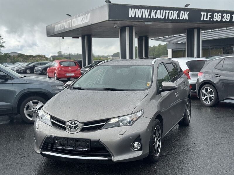 Grå metel (beise). Brugt 2013 Toyota Auris Comfort Stationcar | 84.900 kr. (God pris) - Billede 1/4
