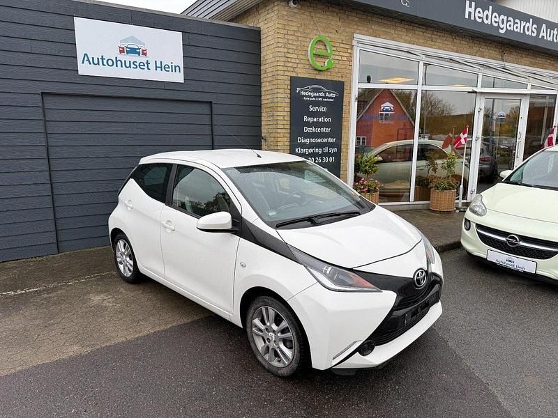 Hvid Brugt 2018 Toyota Aygo X-play Hatchback | 74.800 kr. (Fair pris) - Billede 1/4