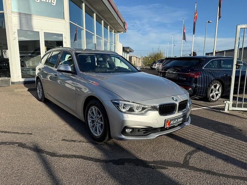 Sølvmetal Brugt 2019 BMW 320 Advantage Stationcar | 214.800 kr. (Fair pris) - Billede 1/4